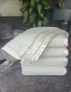 Decke aus Reiner Seide mit Satin-Seidenbesatz