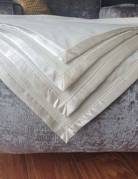 Decke aus Reiner Seide mit Satin-Seidenbesatz