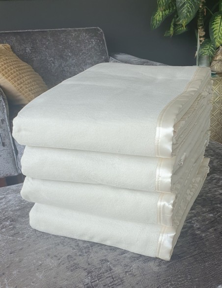 Decke aus Reiner Seide mit Satin-Seidenbesatz